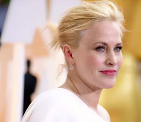 Patricia Arquette side pose dp image