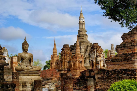 Tempel und Ruinen im Geschichtspark Sukhothai