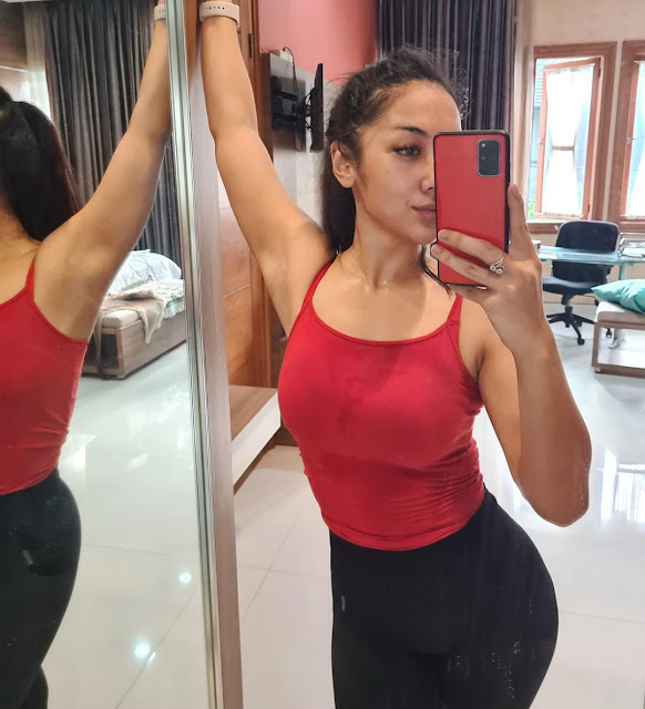 Anindita Hidayat Selfie Seksi Gym di Cermin