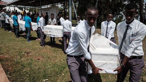 Restos de 9.000 vítimas do genocídio de Ruanda recebem enterro decente em Kigali