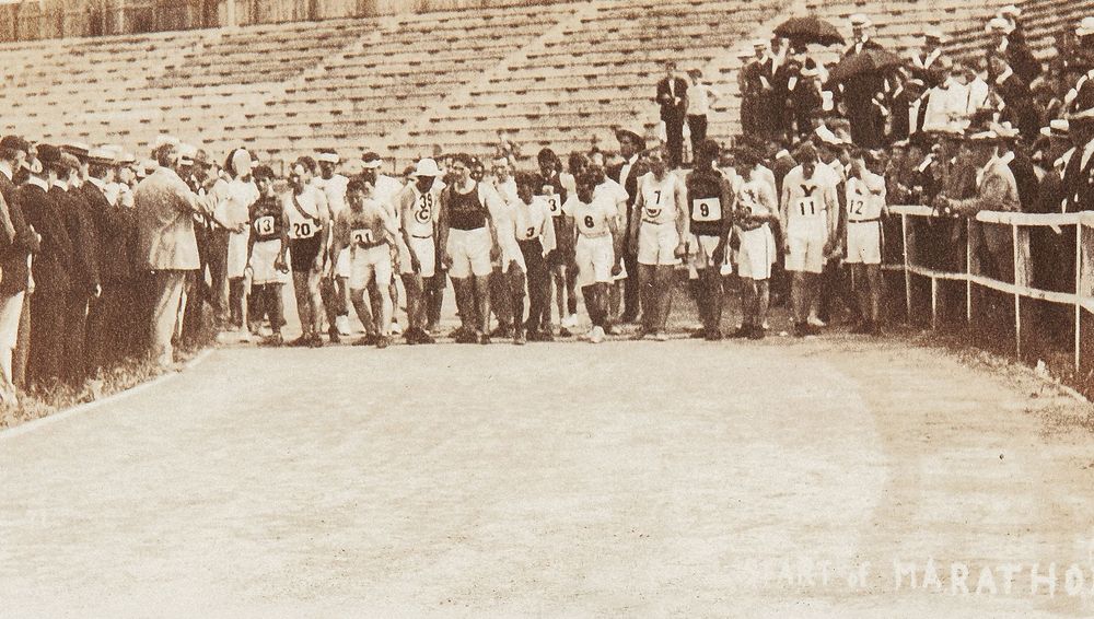 Runners lined up at the start of the 1904 Olympic marathon race