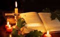 La Sagrada Biblia, Velas y Adornos de Navidad...