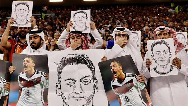 Mesut Ozil,  Fans Qatar Sindir Aksi Tutup Mulut Jerman