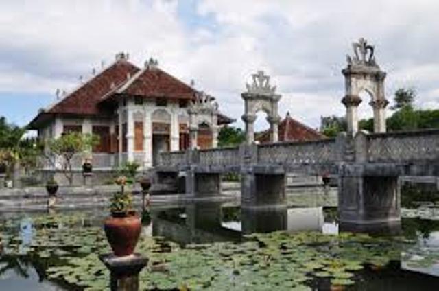Istana Taman Ujung Air