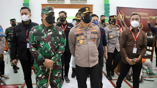 Kapolda Jateng dan Pangdam IV/Diponegoro Hadiri Vaksinasi di Surakarta
