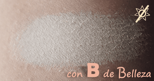 Swatch sombra beige mate de NYX