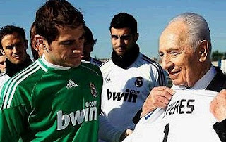 Shimon Peres with a Real Madrid jersey with his name and the number one of Casillas