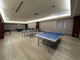 桃園親子飯店全包式渡假中心推薦：南方莊園渡假中心，算是比較舊但裡面設施超多的平價溫泉渡假中心,Dino親子館設備不錯,小孩子玩得很開心,其他水上設備溫泉設施很大但稍舊.住宿經驗房間隔音不好,內裝舊,但房間寬敞,房間內有雙湯池,免費電影看到飽,網路上看網友的平價也兩極,有特價的話可以帶小孩去住住看.