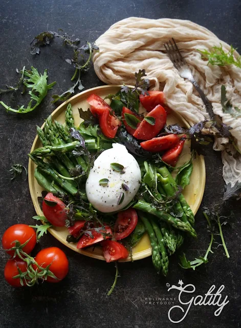 https://www.kulinarneprzygodygatity.pl/2019/07/salatka-ze-szparagami-i-burrata.html