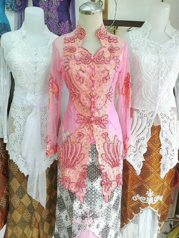 Model Jilbab Pengantin Warna Pink. kombinasi biru dan emas 