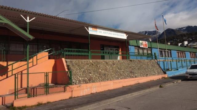 Luego de semanas sin clases presenciales, la Escuela 16 de Ushuaia ya cuenta con el medidor de gas y la calefacción habilitada. Sin embargo, el regreso de los estudiantes aún depende de que el edificio alcance la temperatura adecuada.