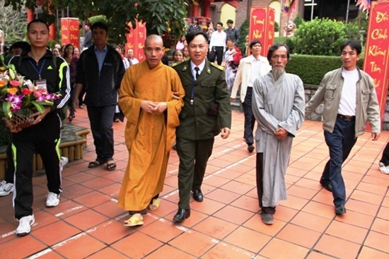 thi-tam-man-chua-dong-yen-tu (2)