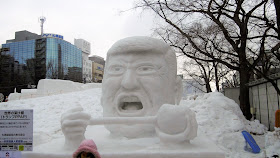 北海道、さっぽろ雪まつりにあったトランプ大統領の雪像