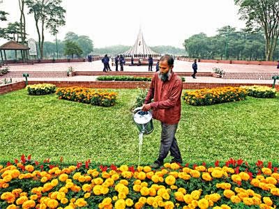 বছরজুড়ে অবহেলা, শুধু দুই দিবসে ধোয়ামোছা by অরূপ রায়