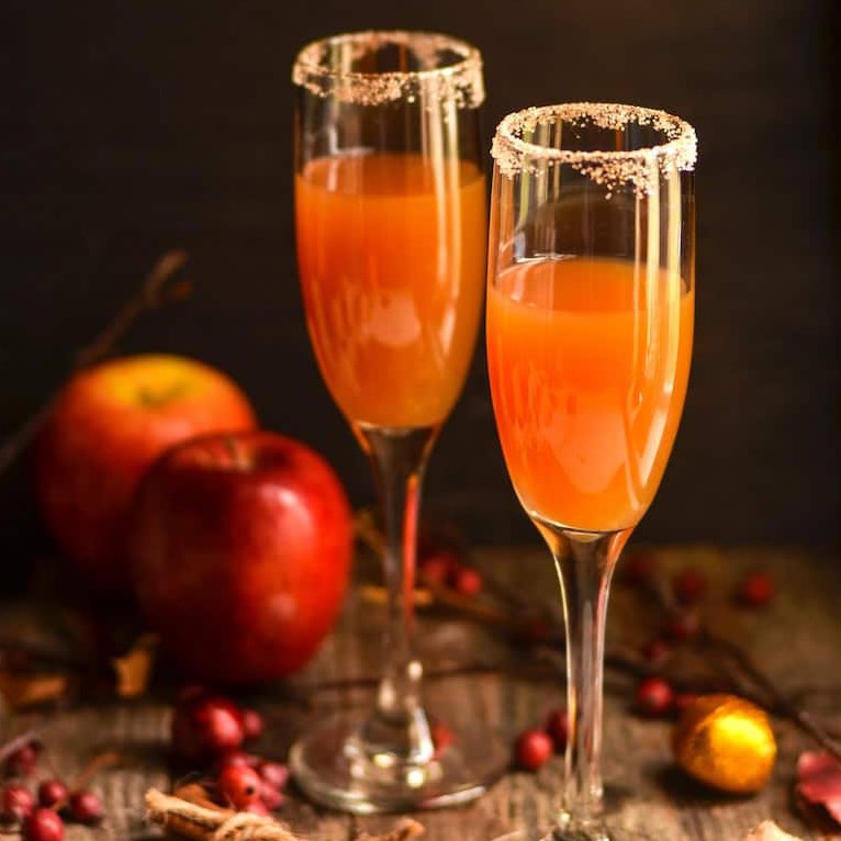 CRISP & DELICIOUS CINNAMON APPLE CIDER MIMOSA #cocktails #autumnparties