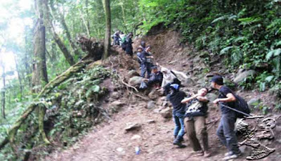 Jalan menuju air terjun dua warna