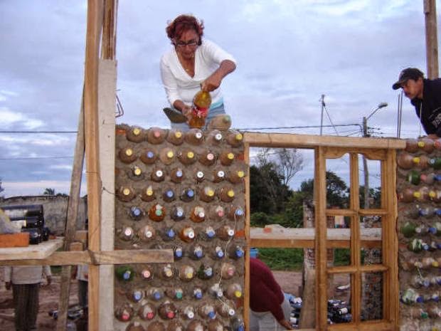 Autossustentável: Casa de Botellas - Ingrid Vaca- Diez - garrafas PET