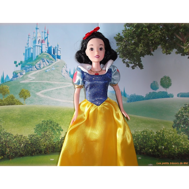 Poupée Barbie Disney : Blanche-Neige dans sa robe de Princesse.
