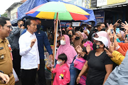 Jokowi Berikan Bansos pada Para PKL di Pasar Baru Subang