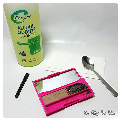 http://unblogdefille.blogspot.fr/2015/11/diy-reparer-un-fard-casse-facilement-et.html