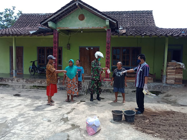 Antisipasi Penyebaran Virus Covid -19, Babinsa Tulung Bersama Pemdes Majegan Bagikan Masker