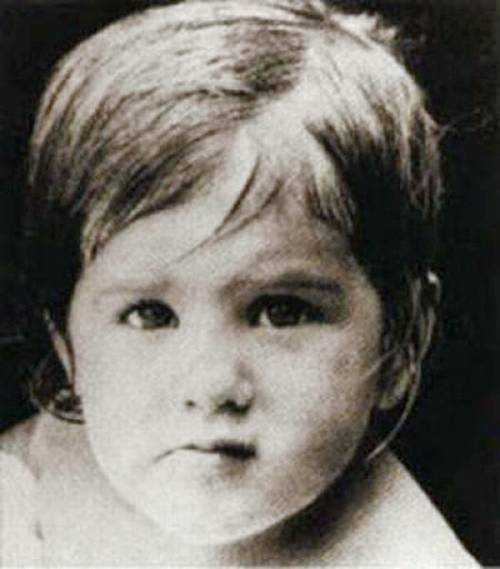 The childhood picture of Jennifer Aniston. How did she looks her time,