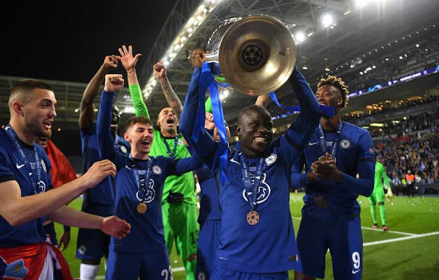 Kante mengangkat Trofi Liga Champion