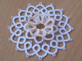 Tatting motif two colours