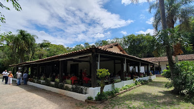 O casarão do tempo dos bandeirantes foi ampliado para se tornar um restaurante.