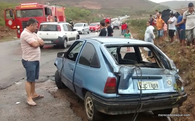 Veículo capota e deixa três pessoas gravemente feridas em Pão de Açúcar