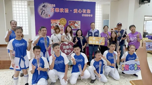▲中秋佳節將至，喜樂保育院提前推出數款應景「木棉花開禮盒」，採用新住民畫家王莉老師手繪的典雅雙層包裝，邀請各界踴躍響應認購。（記者林明佑翻攝）