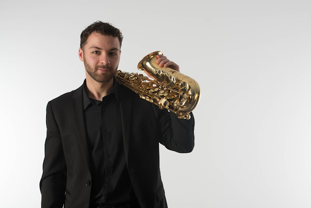 Javier Campos va néixer a València, gràcies a la gran tradició musical de les terres valencianes va començar amb la música des de ben petit a l’escola del seu barri. A partir dels 11 anys ho va encaminar de forma seria, fent el Grau Mitjà al Conservatori de Professional de València i posteriorment accedint al Conservatori Superior de Música d’Aragó. Però a 2n curs del superior, durant la pandèmia, l’avisen que no tindrien al professor Mariano García; és en aquest moment que decideix venir a l’ESMUC i acabar la carrera. Actualment, segueix a Barcelona estudiant un màster a l’ESMUC i compaginant-ho amb assajos, concerts, classes i viatges amb el seu quartet de saxos Nexes.