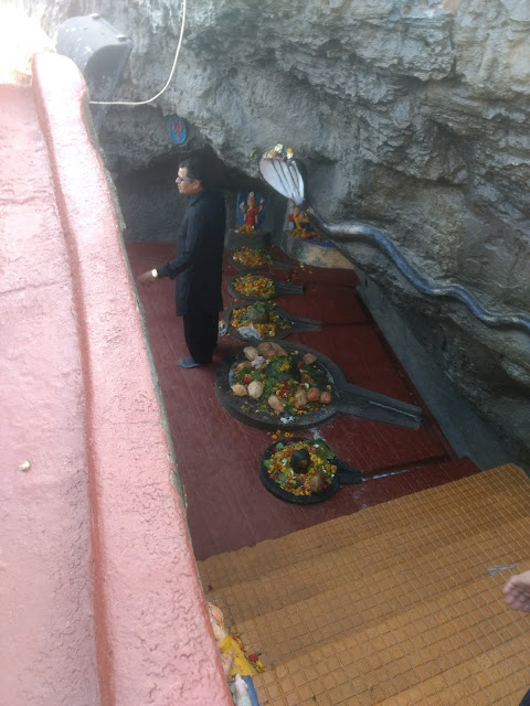 the five shivlingas inside Gangeshwar Temple