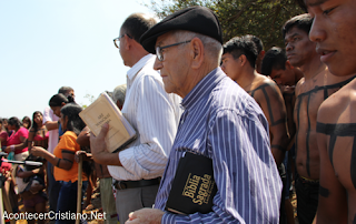 Pastor misionero con tribu del Amazonas