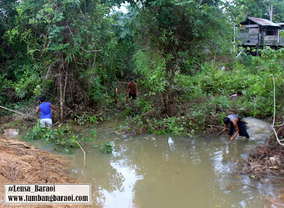 Gotong royong Membersihkan Saluran Sungai