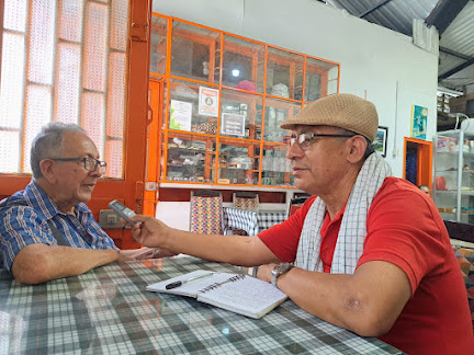 Periodista Nelson Lombana Silva entrevista al compañero Miguel Mora, en el municipio de Líbano, Tolima, Foto ELAC