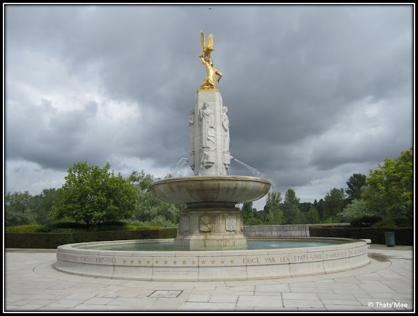 Fontaine mémorial Tours berges Loire