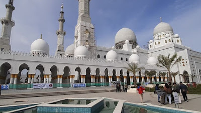 Masjid Raya Sheikh Zayed: Sejarah dan Arsitektur