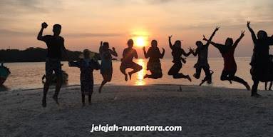 aktivitas wisata menunggu sunset di pulau perak