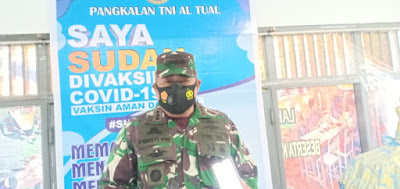 Danlanal Tual, Kolonel Laut (P) I Gusti Putu Wisnawa, M.Tr. (Hanla), memberikan keterangan kepada awak media di sela-sela pelaksanaan vaksinasi di Lanal Tual, Rabu (31/03/2021)