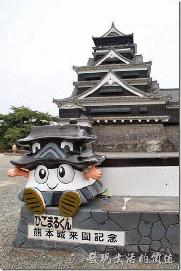 日本北九州-熊本城。終於來到了大小天守閣的正前方了，這裡有可愛的「熊本城」卡通造型玩偶供遊客拍照留念，也有武士造型的人像讓遊客露出臉來拍照。