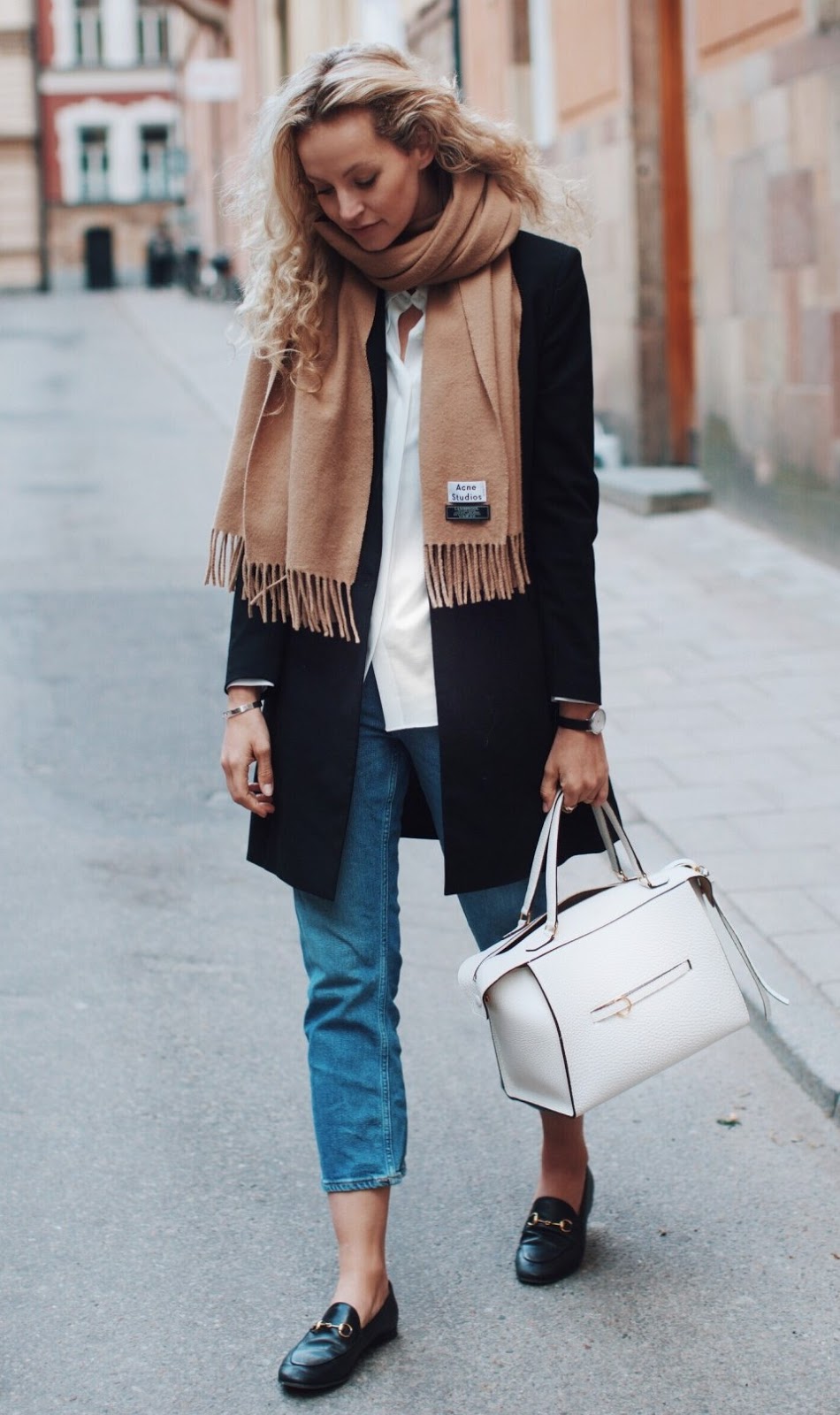 winter casual outfit inspiration / blazer + brown scarf + white shirt + jeans + bag + loafers
