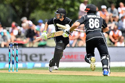 Nicholls, Astle power New Zealand to 325