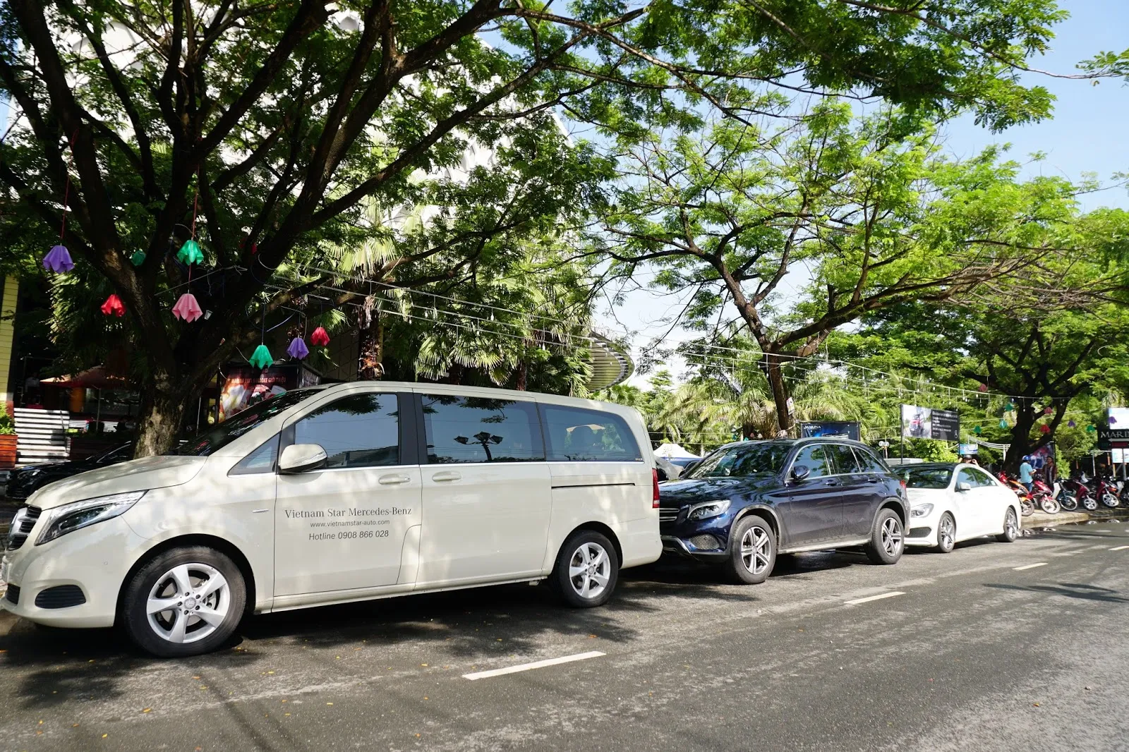 Khu vực xe chờ khách đến trải nghiệm, GLC là chiếc xe được quan tâm nhất