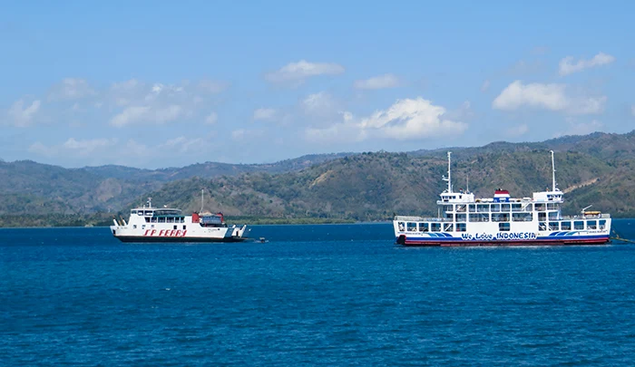 Penyeberangan di Selat Lombok