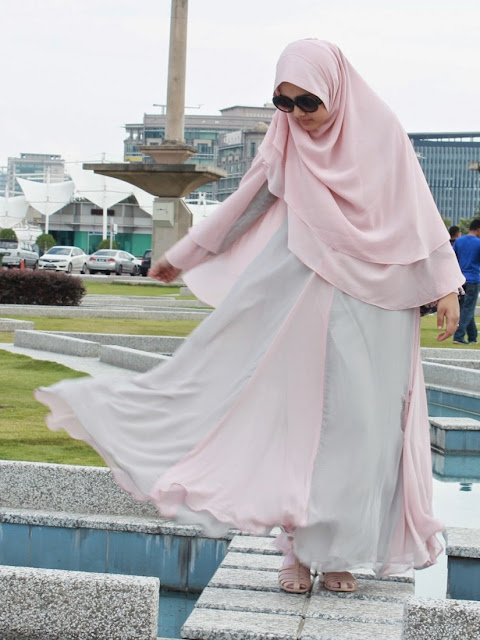 Foto wanita cantik sedang selfie disebuah pemandangan perkotaan