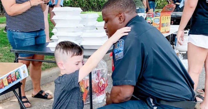 Niño orando por policía