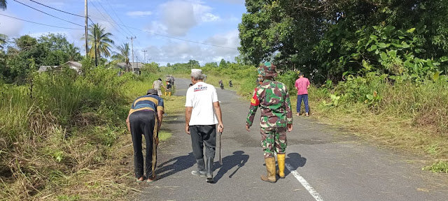 Babinsa Kurnia Irwan Gotong Royong Bersama Masyarakat Binaan Membersihkan Ruas Jalan
