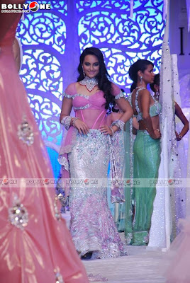 Glam Girl Sonakshi Going Ramp at IIJW 2010