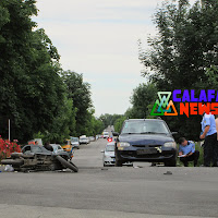 Moped lovit de o maşină în sensul giratoriu, la Calafat